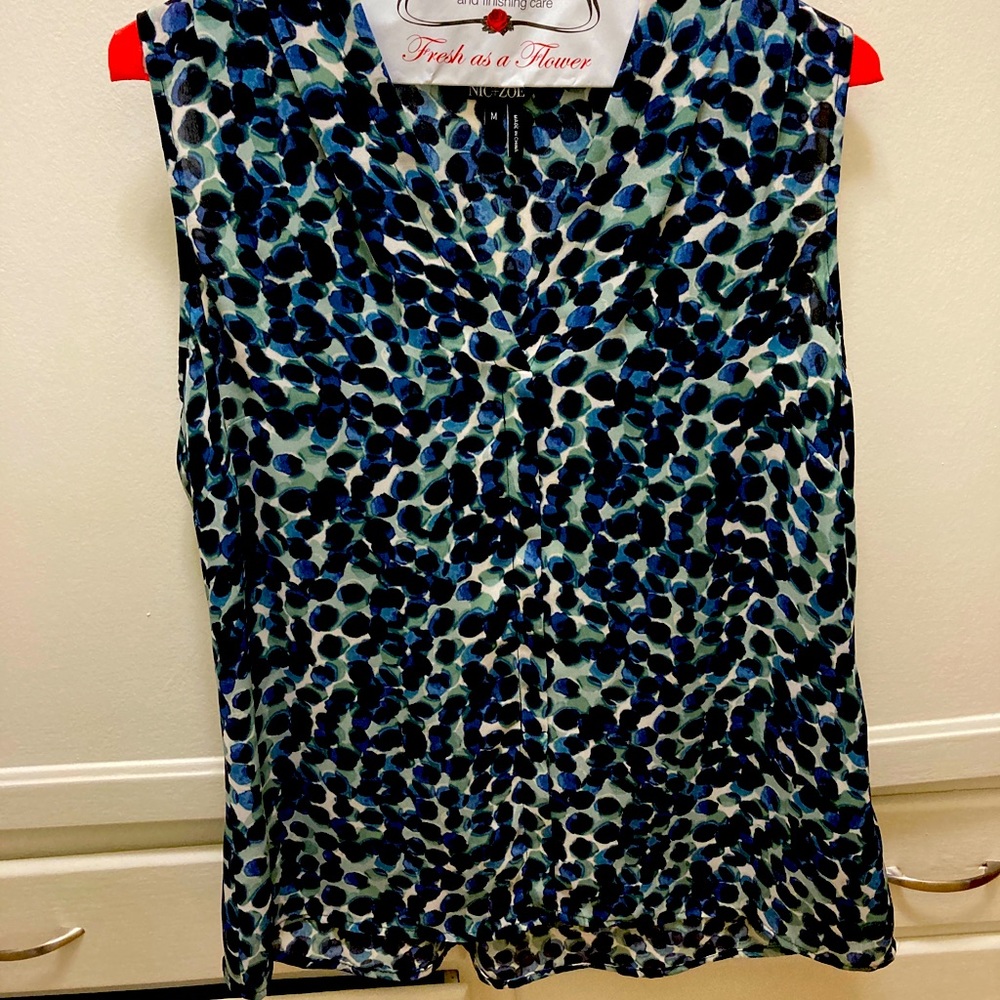 NIC + ZOE sleeveless, v-neck, lightweight blouse.